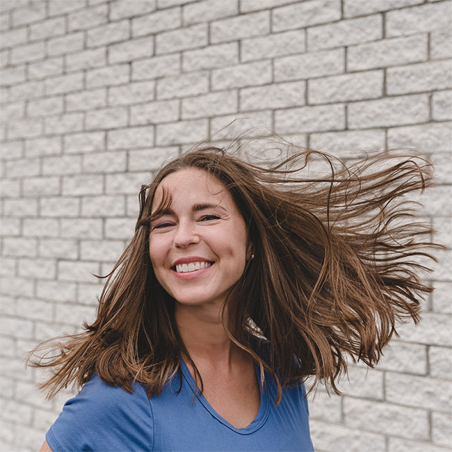 femme cheveux au vent